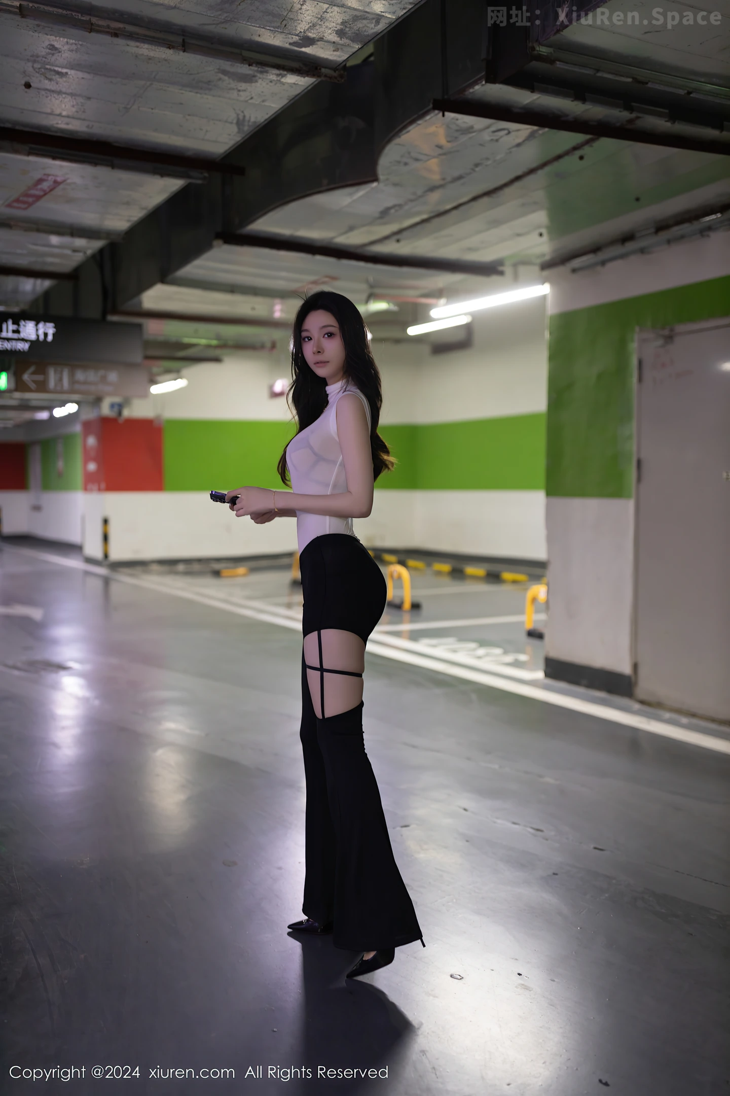 图片[2]-[XiuRen秀人网]VOL.8270 模特小逗逗性感白色上衣配紧身长裤半脱秀曼妙身姿撩人诱惑写真80P-秀人网官方网站